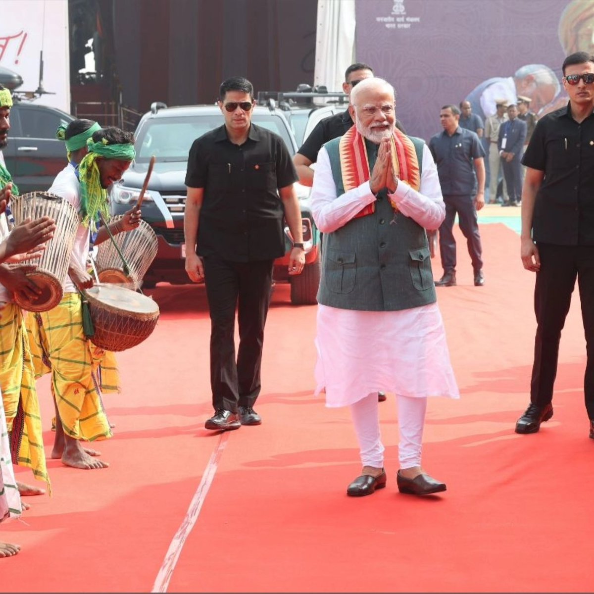 District_Jamui's tweet photo. माननीय प्रधानमंत्री श्री नरेंद्र मोदी भगवान बिरसा मुंडा की 150 वीं जयंती के पावन अवसर पर प्रदर्शनी कक्ष के बिरसा मुंडा गैलरी में भगवान बिरसा मुंडा प्रतिमा पर पुष्प अर्पित किए एवं प्रदर्शनी कक्ष में स्थित विभिन्न राज्यों के स्टॉल्स का भ्रमण किए। @gadbihar @IPRDBihar @PMOIndia https://t.co/CP6oUtl5oy