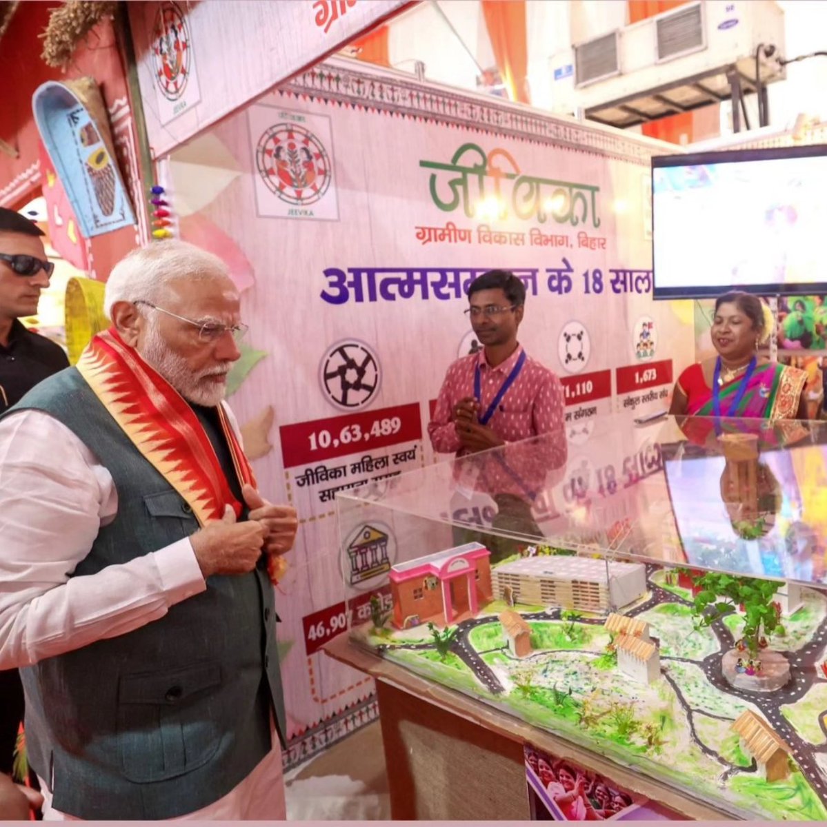 District_Jamui's tweet photo. माननीय प्रधानमंत्री श्री नरेंद्र मोदी भगवान बिरसा मुंडा की 150 वीं जयंती के पावन अवसर पर प्रदर्शनी कक्ष के बिरसा मुंडा गैलरी में भगवान बिरसा मुंडा प्रतिमा पर पुष्प अर्पित किए एवं प्रदर्शनी कक्ष में स्थित विभिन्न राज्यों के स्टॉल्स का भ्रमण किए। @gadbihar @IPRDBihar @PMOIndia https://t.co/CP6oUtl5oy