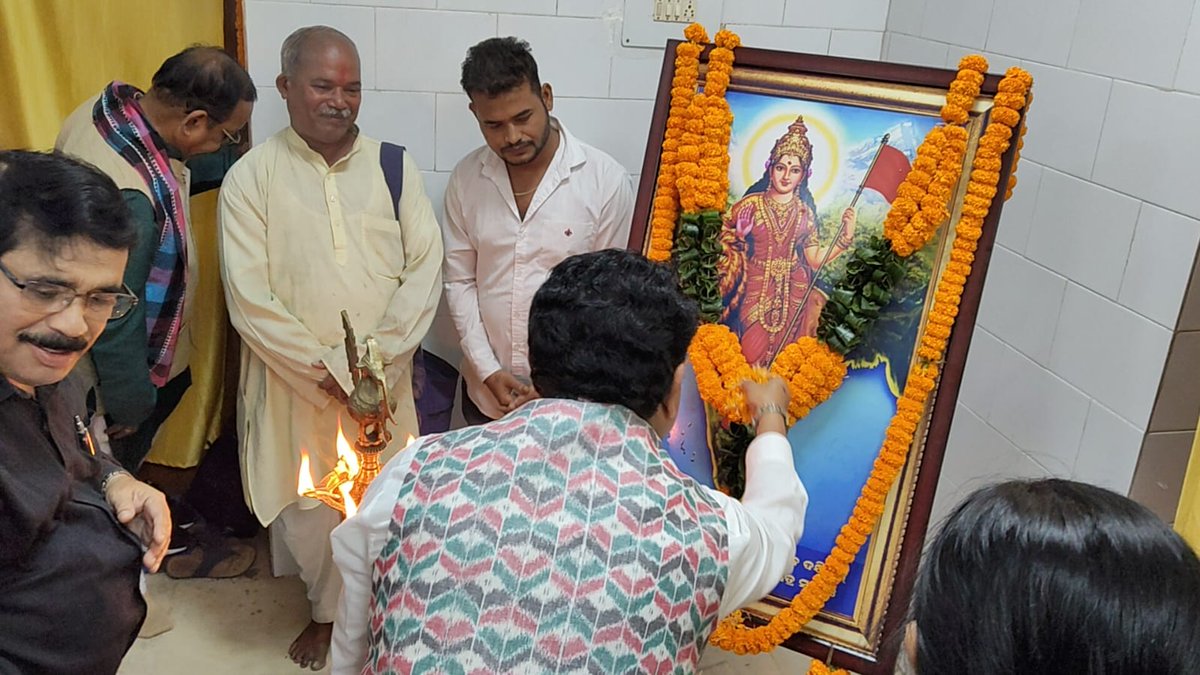 MahalingMukesh's tweet image. କଟକ ସ୍ଥିତ ଶ୍ରୀରାମ ଚନ୍ଦ୍ର ଭଞ୍ଜ ମେଡିକାଲ କଲେଜ ଓ ହସ୍ପିଟାଲ ପରିସରରେ ଉତ୍କଳ ବିପନ୍ନ ସହାୟତା ସମିତି ଦ୍ଵାରା ପରିଚାଳିତ ସୁଶ୍ରୁତ ସ୍ୱାସ୍ଥ୍ୟ ସହାୟତା କେନ୍ଦ୍ରର ଶୁଭ ଉଦ୍ଘାଟନ କଲି । ଏହି କାର୍ଯ୍ୟକ୍ରମରେ କଟକ ସଦରର ମାନ୍ୟବର ବିଧାୟକ ଇଂ. ପ୍ରକାଶ ଚନ୍ଦ୍ର ସେଠୀ, ଏସବିସି ମେଡିକାଲ କଲେଜର ଅଧ୍ୟକ୍ଷା ଡ଼ା.ଲୁସି ଦାସ, ଉତ୍କଳ ବିପନ୍ନ…