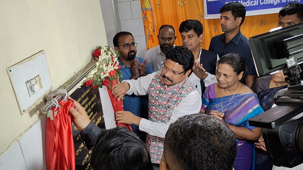 MahalingMukesh's tweet image. କଟକ ସ୍ଥିତ ଶ୍ରୀରାମ ଚନ୍ଦ୍ର ଭଞ୍ଜ ମେଡିକାଲ କଲେଜ ଓ ହସ୍ପିଟାଲ ପରିସରରେ ଉତ୍କଳ ବିପନ୍ନ ସହାୟତା ସମିତି ଦ୍ଵାରା ପରିଚାଳିତ ସୁଶ୍ରୁତ ସ୍ୱାସ୍ଥ୍ୟ ସହାୟତା କେନ୍ଦ୍ରର ଶୁଭ ଉଦ୍ଘାଟନ କଲି । ଏହି କାର୍ଯ୍ୟକ୍ରମରେ କଟକ ସଦରର ମାନ୍ୟବର ବିଧାୟକ ଇଂ. ପ୍ରକାଶ ଚନ୍ଦ୍ର ସେଠୀ, ଏସବିସି ମେଡିକାଲ କଲେଜର ଅଧ୍ୟକ୍ଷା ଡ଼ା.ଲୁସି ଦାସ, ଉତ୍କଳ ବିପନ୍ନ…
