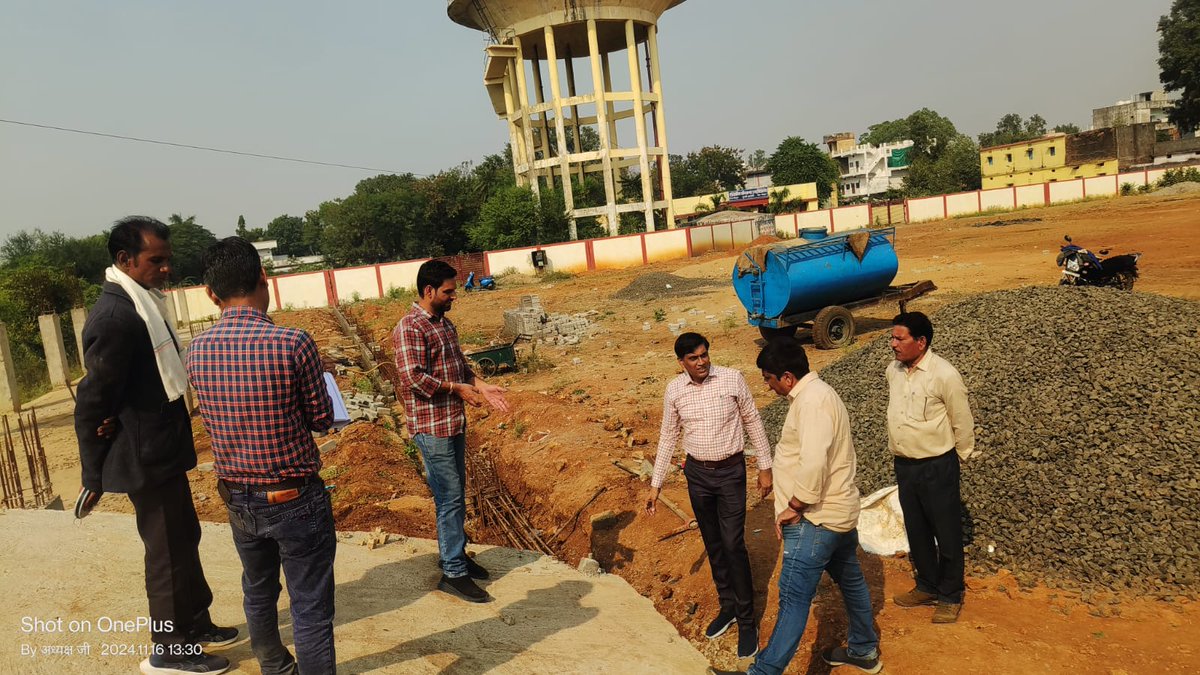 वीर सावरकर खेल एवं दशहरा मैदान पर हो रहे निर्माण कार्य का निरीक्षण किया। यहां कॉन्टेक्टर को शीघ्र निर्माण के निर्देश जारी किए।  इस अवसर पर इंजीनियर आदित्य पांडेय,  टाइम कीपर केशव मालवीय मौजूद थे।  स्लेब पर बैठने के लिए स्टेयर बनाने का कार्य प्रारंभ जा है।
 #trending #itarsi