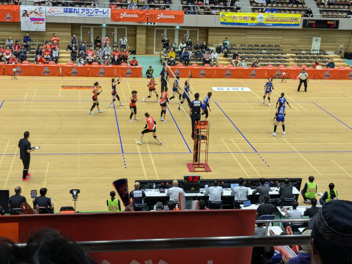 noriko2525go's tweet photo. 試合観戦
ラグビー🏈試合観戦後は
地元バレー��ール🏐チームの応援😃
応援、準備体操等　会場が楽しくなる事いっぱい。
バレーの試合久々に観たけど楽しかった😆
次回は頑張れ💪　これからも応援しまぁす。
ユーファさんの好きな食べ物は
やっぱり　バナナかな🤭
#アランマーレ山形 　#ユーファ https://t.co/DHvrft0zhz