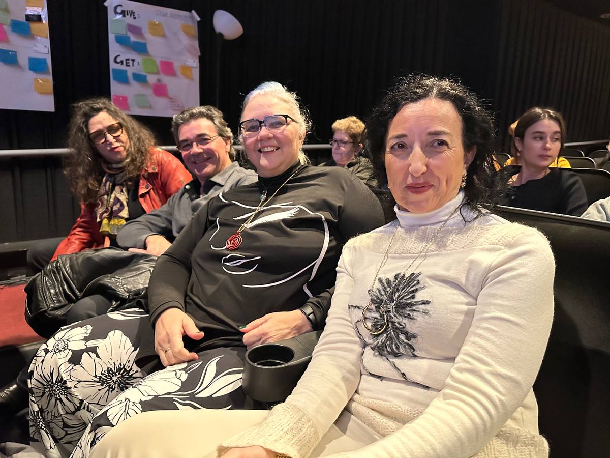 ⬛️⬜️📽️ <a href="/ANC_USA/">🎗️ ANC USA 🎗️</a> ha assistit a la presentació de 'Surveilled', un documental de @Ronan_Farrow que investiga escàndols d'espionatge com el #Catalangate, en què les autoritats espanyoles van espiar els telèfons de 65 activistes i representants catalans.