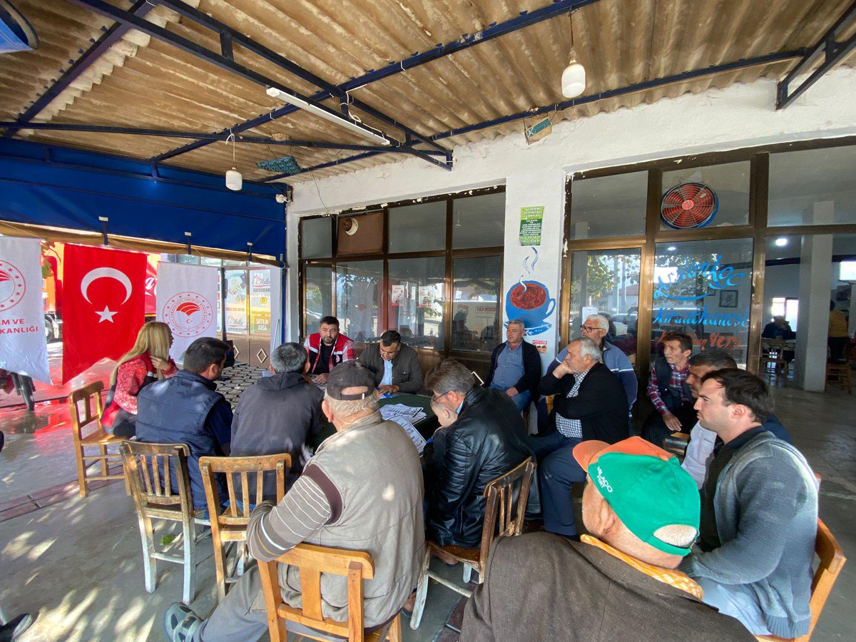 Tüm ülkede saat 14:00'te eş zamanlı olarak başlayan Cuma Buluşmaları kapsamında İzmir’de, toplam 253 köyde 3 bin 500 üreticiye ulaşılarak, yeni modelin ayrıntıları aktarıldı.

<a href="/TCTarim/">T.C. Tarım ve Orman Bakanlığı</a>