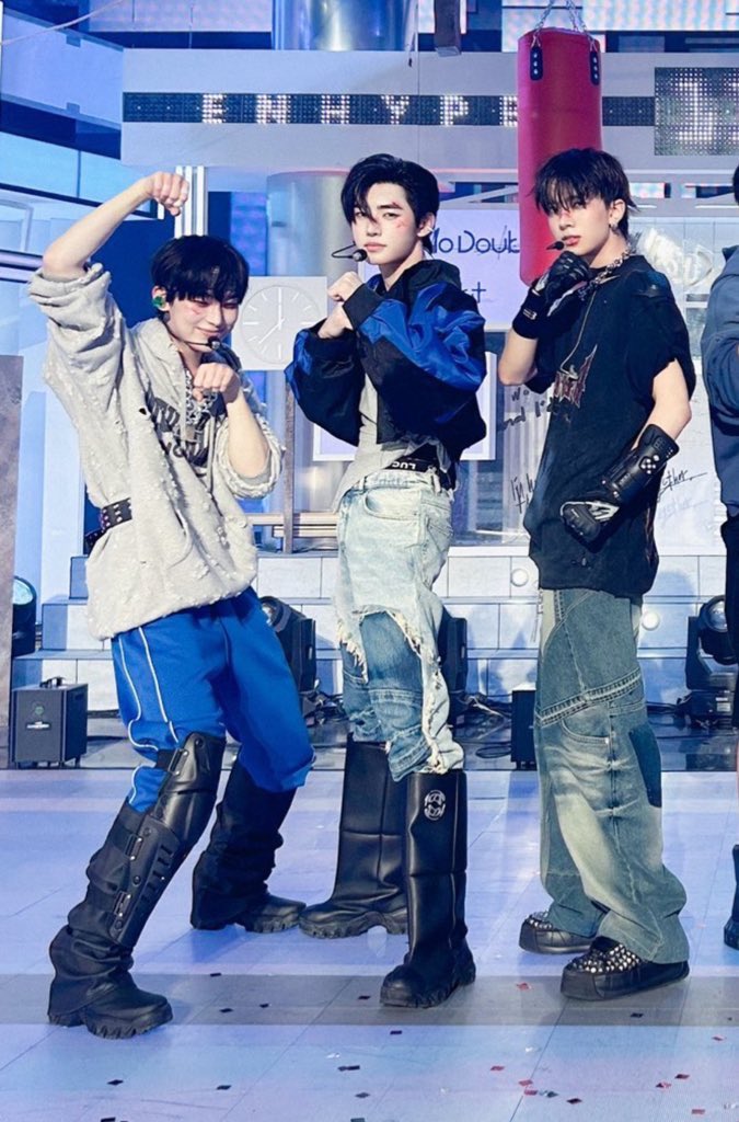 parkhoonstyle's tweet photo. Sunghoon’s fit to Music Core today:

1. Top: Martine Rose Sports Cropped Jacket
2. Pants: Diesel Men's D-Fire-Fsf Blue Jeans 
3. Shoes: Rombaut Blizzard boot black

#SUNGHOON  #성훈  #엔하이픈_성훈 #ソンフン #Enhypen #NoDoubt #diesel #martinerose #rombaut #musiccore https://t.co/eA2F2bwxlX
