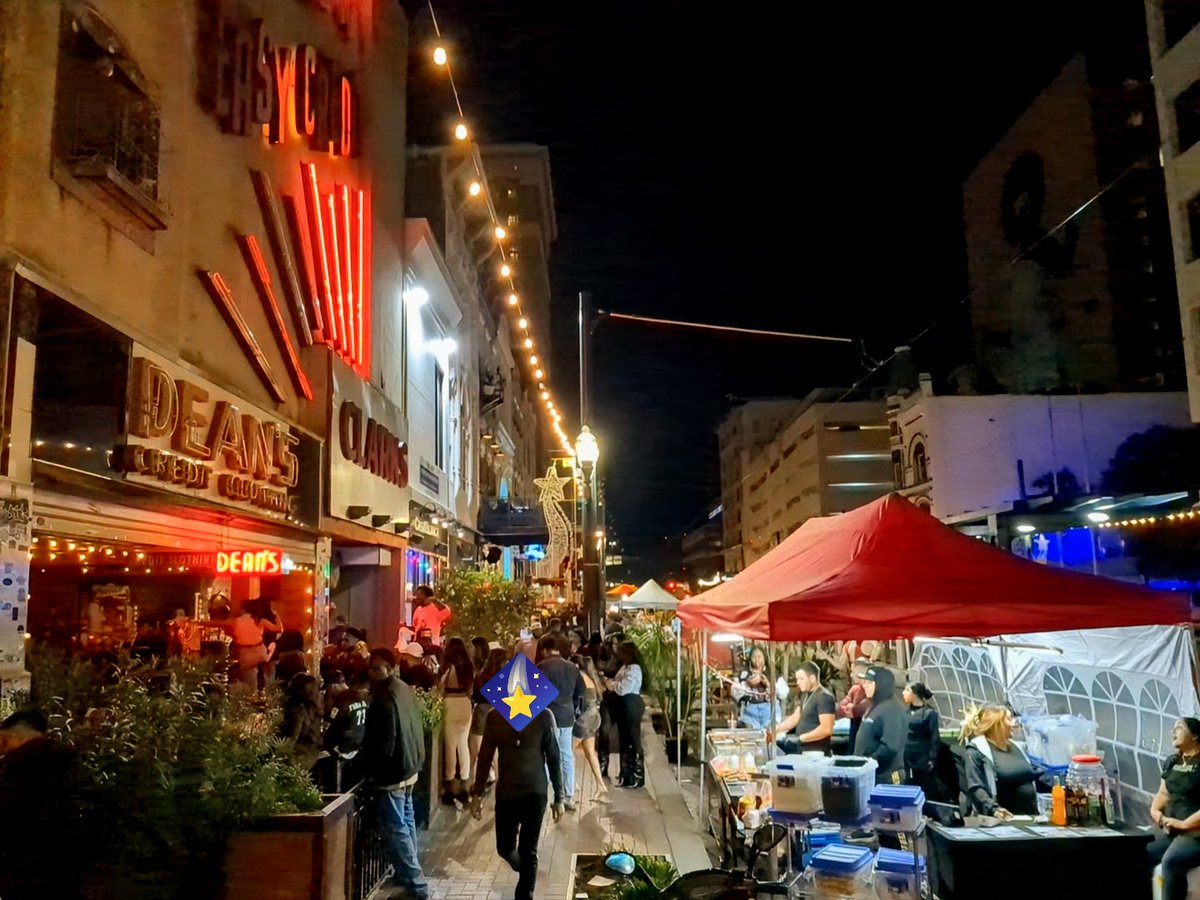 Downtown Houston TX, Main St. 👍
People love public spaces that aren't clogged with cars. #houston