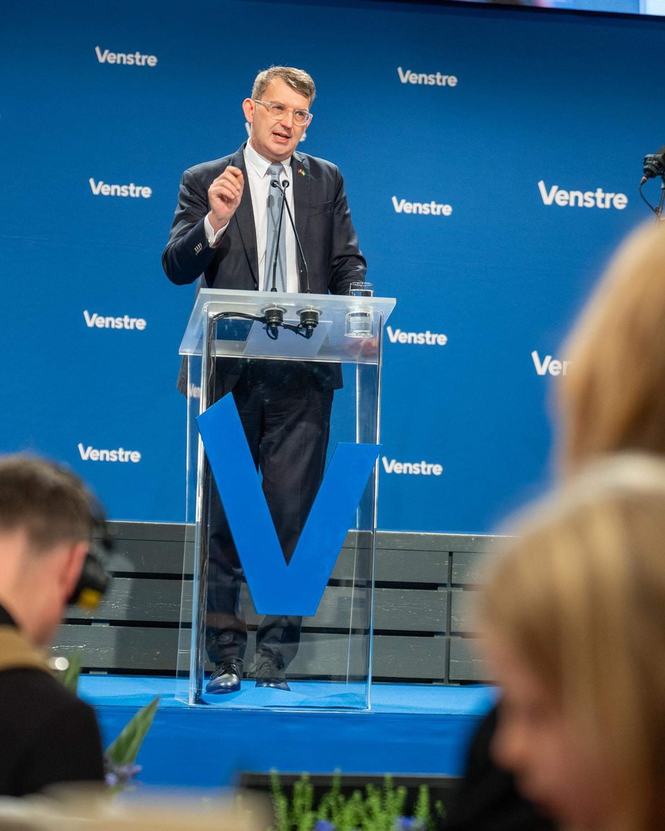 LouiseElholm's tweet image. Vi skal forbedre vores konkurrenceevne bl.a. ved at reducere byrder. Samtidig skal vi blive bedre til matche de tilbud, som Kina og USA giver erhvervslivet. Det er blandt @troelslundp på Venstres landsmøde #VL24 #dkpol