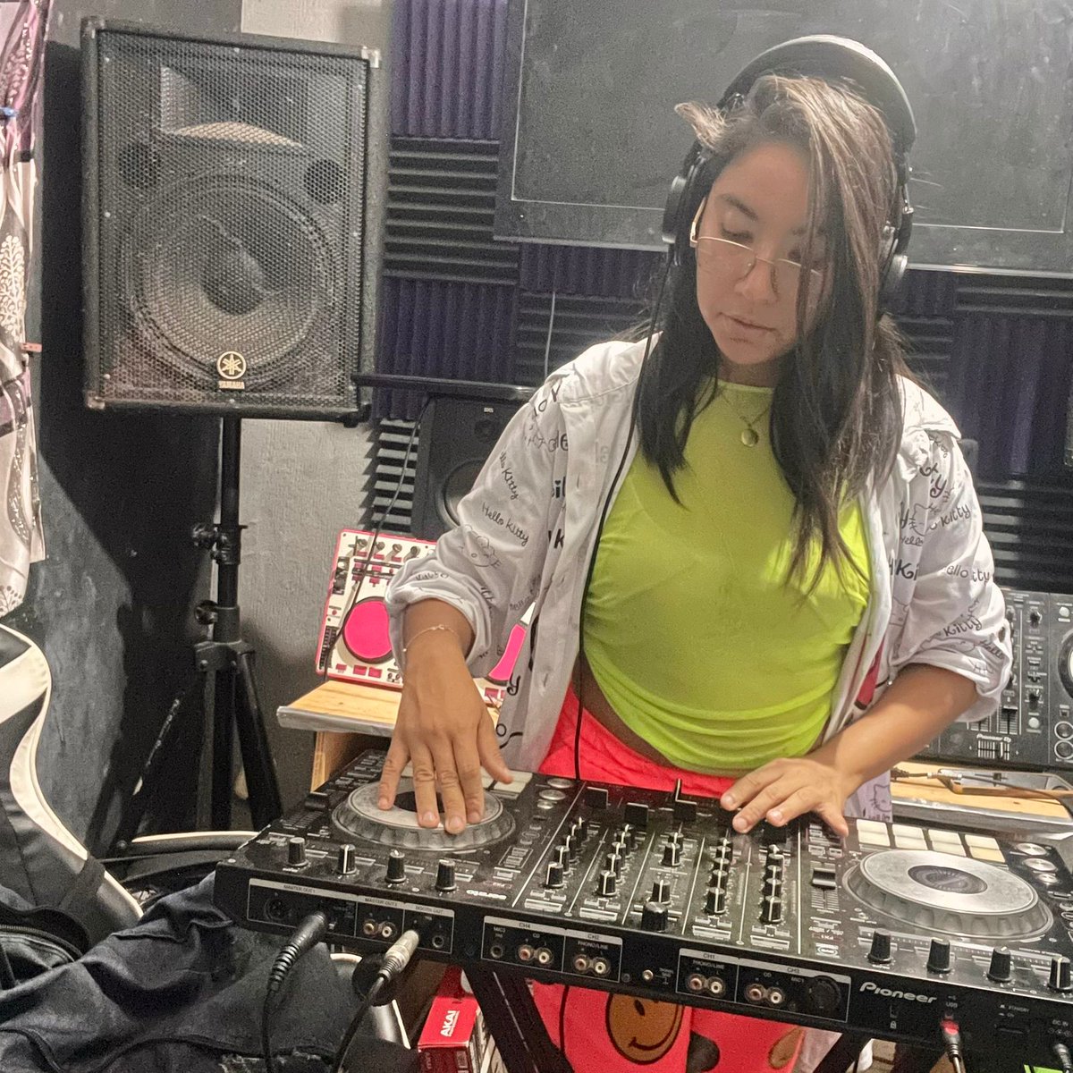 Djanefaure's tweet photo. A veces no me la creo y creo q es 1sueño eh escuchado tantas cosas feas de los colegas djs hacia mi persona, q cuando veo q hay mucha gente q me ama, me cuida, me apoya simplemente, mi mente, mi alma y mi cuerpo se reconforta.
Grac. por tanto 6,000 reproduc. en menos de 6 horas❤️ https://t.co/z1QRf0DVBu
