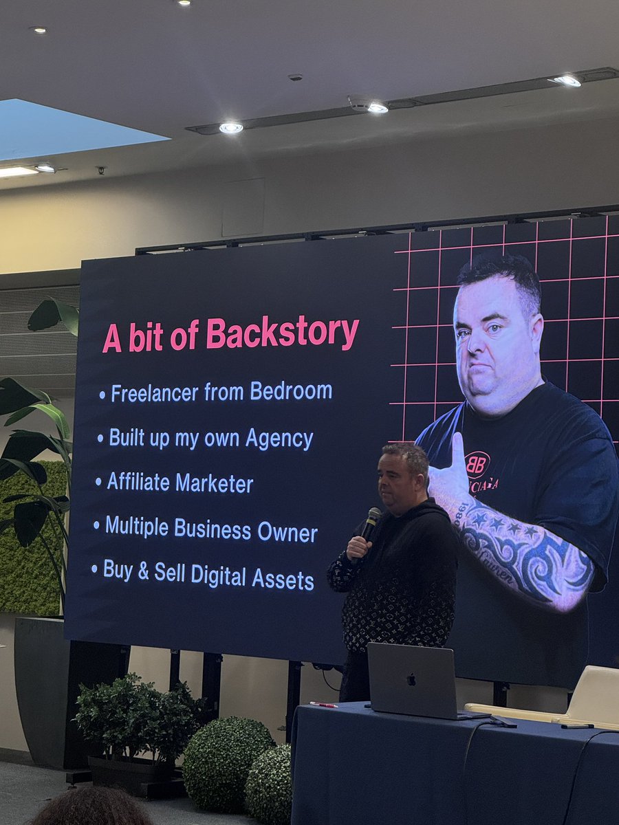 And now the big guy <a href="/craigcampbell03/">Craig Campbell</a> in action at the <a href="/MBizSummit/">MBSummit</a> 

#seo #digitalmarketing