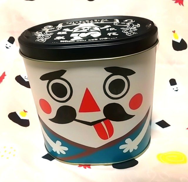 尊敬してやまない大先生から「日常エッセイ漫画とか描いてみたらいい」との嬉しいお言葉をいただいてしまったので、調子こいて前に描いた日常漫画を再掲してみます。
以前、一目惚れしたクッキー缶(一創堂さんの「なにわちょろけん」)を購入した時の漫画。 
