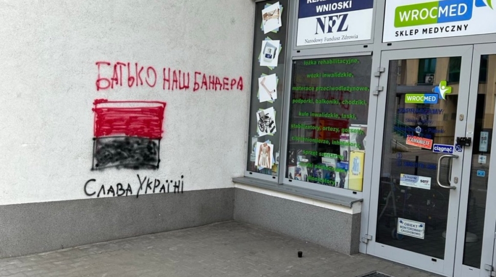 LeszekMiller's tweet image. Na Pomniku Bohaterów Getta w Warszawie wymalowano czerwono-czarną flagę zbrodniczej OUN-UPA. Banderowskie symbole coraz częściej pojawiają się też w innych miejscach stolicy i w różnych polskich miastach. Ukraińscy nacjonaliści i faszyści eksterminowali nie tylko Polaków, ale i…