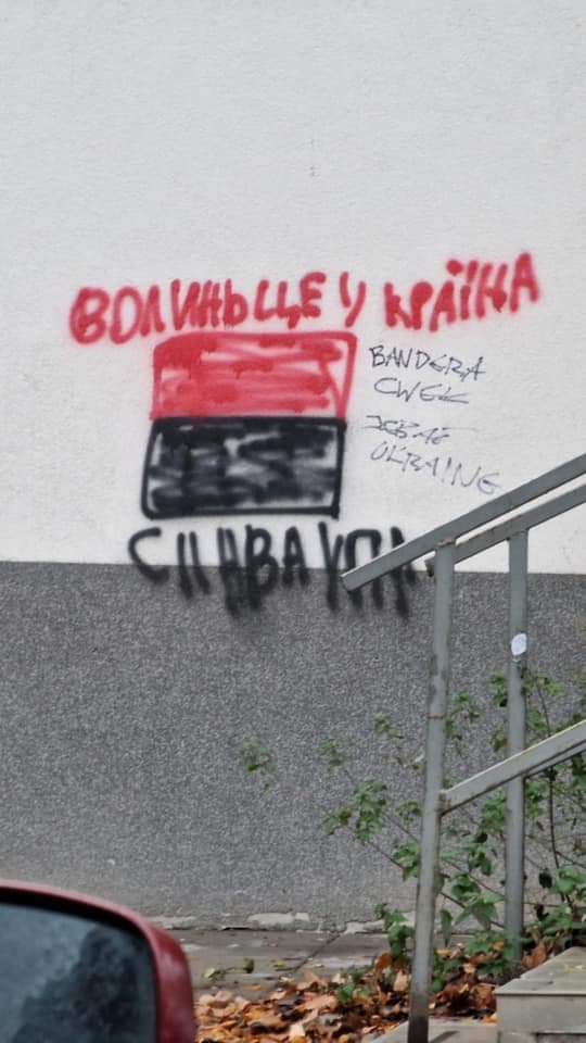 LeszekMiller's tweet image. Na Pomniku Bohaterów Getta w Warszawie wymalowano czerwono-czarną flagę zbrodniczej OUN-UPA. Banderowskie symbole coraz częściej pojawiają się też w innych miejscach stolicy i w różnych polskich miastach. Ukraińscy nacjonaliści i faszyści eksterminowali nie tylko Polaków, ale i…