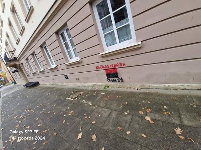 LeszekMiller's tweet image. Na Pomniku Bohaterów Getta w Warszawie wymalowano czerwono-czarną flagę zbrodniczej OUN-UPA. Banderowskie symbole coraz częściej pojawiają się też w innych miejscach stolicy i w różnych polskich miastach. Ukraińscy nacjonaliści i faszyści eksterminowali nie tylko Polaków, ale i…