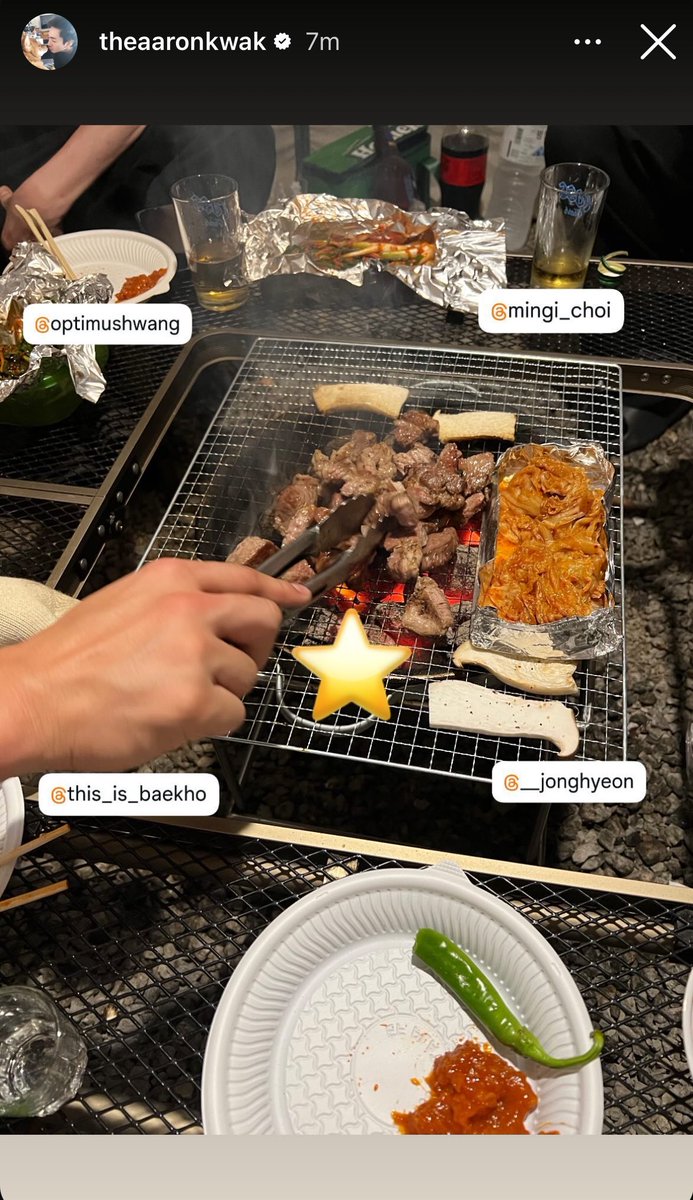 minspolaris's tweet photo. NUEST REUNION AGAIN THEY ATE OUT TOGETHER 😭😭😭😭😭 https://t.co/uEkR82pa3O