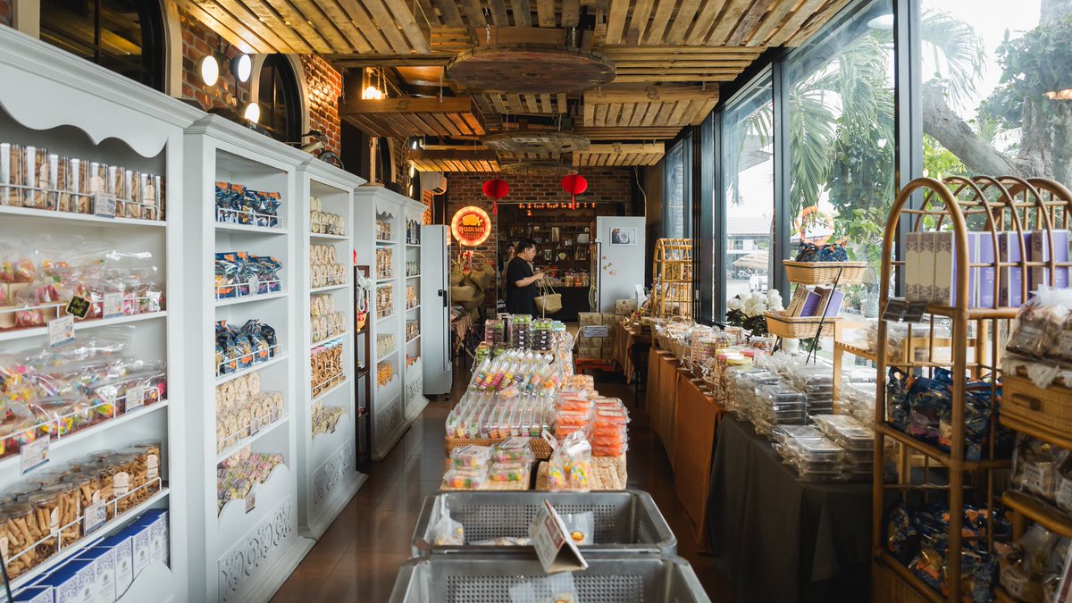 somuchmeth's tweet photo. ร้านที่คนเมืองเพชรแท้ๆแนะนำ อยากได้ของฝากจากเมืองเพชรต้องแวะที่นี่
เค้าเป็นทั้งโรงงานและหน้าร้าน เป็นเ���มือนอาณาจักรขนมหวาน มีทุกอย่างที่คิดออก แนะนำให้แวะไปช้อป 
#ของฝากเมืองเพชร #ขนมเมืองเพชร https://t.co/1Djatv3Ije