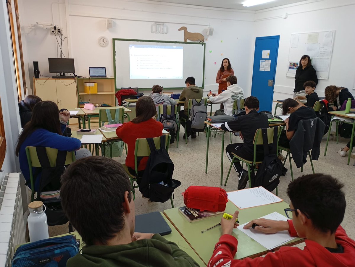 MuseudeCamins's tweet photo. La setmana passada vam fer un taller als joves de 3er d'ESO de l'INS Hug Roger III sobre la importància dels camins antics. Moltes gràcies!👣
#AjutsTSAcat  #ApSambiental #EntitatsAmbientals 
@accioclimatica https://t.co/JCCJpopR01