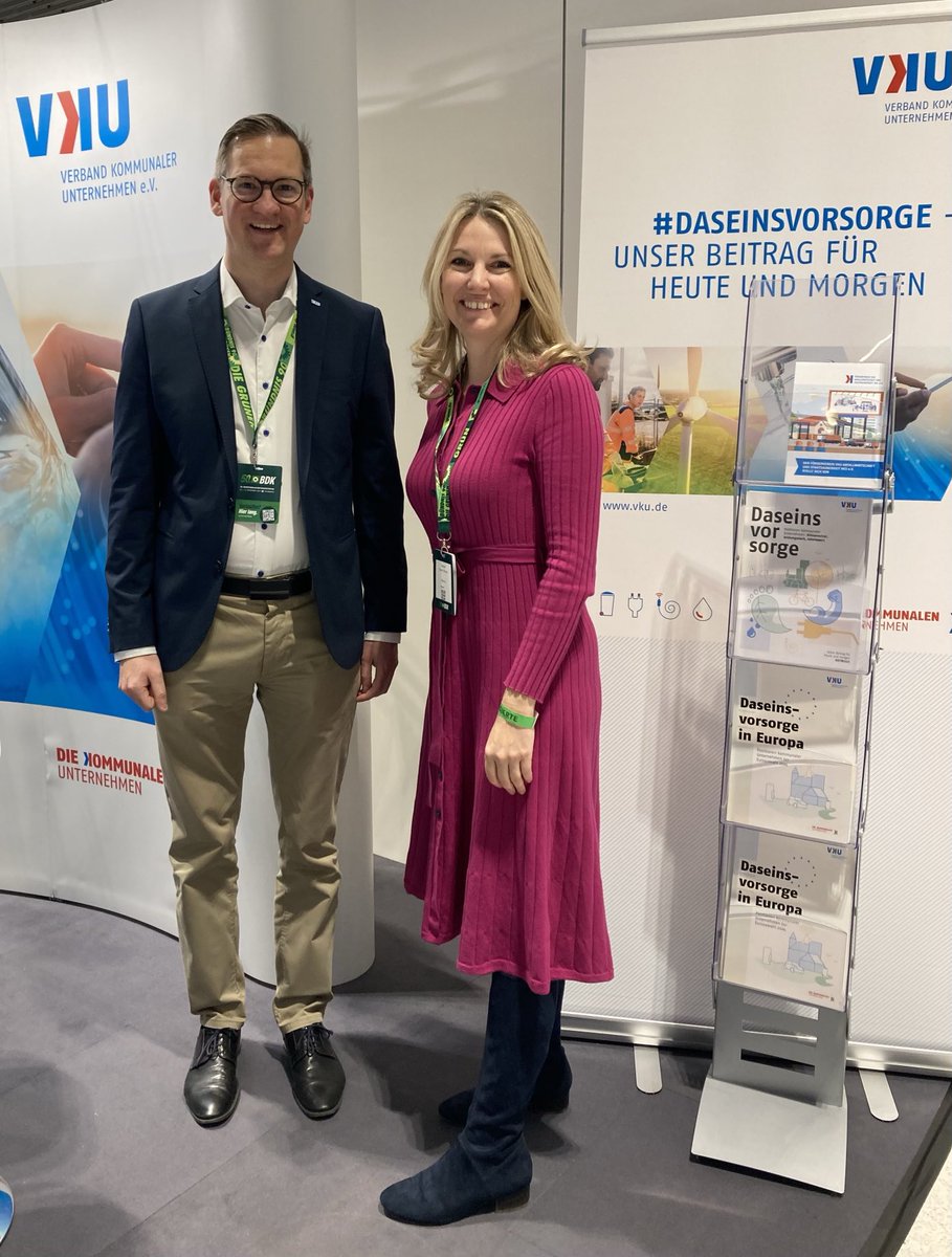 Vielen Dank an ⁦<a href="/kathrin_anders/">Kathrin Anders</a>⁩ für den Besuch am ⁦<a href="/VKUonline/">VKU</a>⁩ Stand beim Parteitag von BÜNDNIS 90/DIE GRÜNEN in Wiesbaden. #BDK50