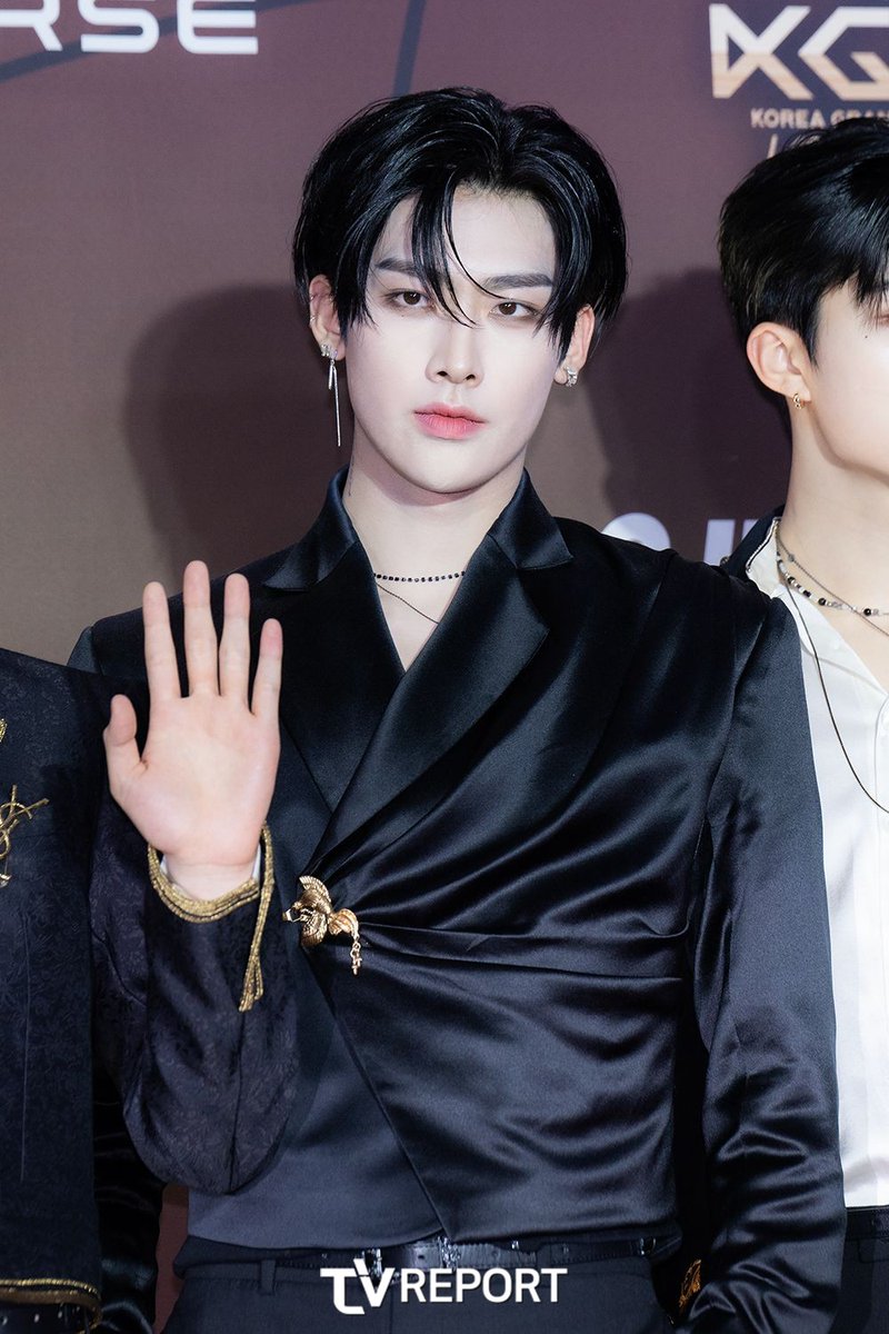 [📰] 241116 — #RICKY KGMA 2024 Red Carpet Articles 

“A sudden appearance, like in a manhwa”
“Young &amp; rich, tall &amp; handsome”
“Intense expression”

🔗 naver.me/G580LH94
🔗 naver.me/xFLUNvBl
🔗 naver.me/5EUSwc3C

#리키 #沈泉锐 #リッキー
#ZEROBASEONE #제로베이스원