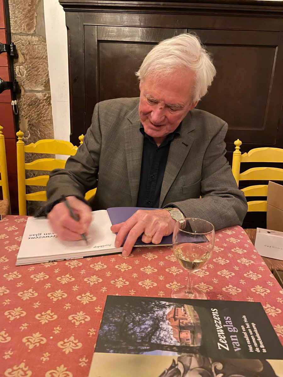 Nedersaks_uitge's tweet photo. 🎊Wat een bijzondere presentatie van Zeewezens van glas! 🎊
De Bloesemzaal van het Huis te #brecklenkamp was vol enthousiaste bezoekers. Bestel het boek nu voor €24,95 via onze website. #nedersaksischeuitgeverij #Presentatie #glaskunst #dinkelland #matthijswanrooij https://t.co/29ClDj8a9l
