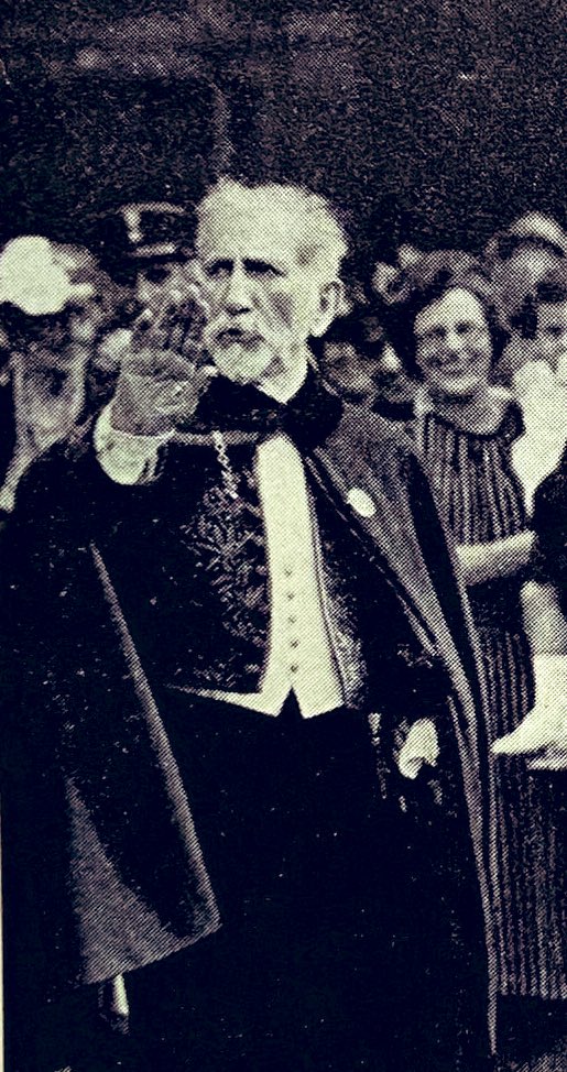 ⚜️Le 16 novembre 1952, Charles Maurras mourait à Tours. Une vie d’action, de foi politique et d’espérance derrière lui.

Inclinons-nous devant l’œuvre et la mémoire d’un maître du nationalisme français. 

👉🏻« Demain sur nos tombeaux, les blés seront plus beaux. »