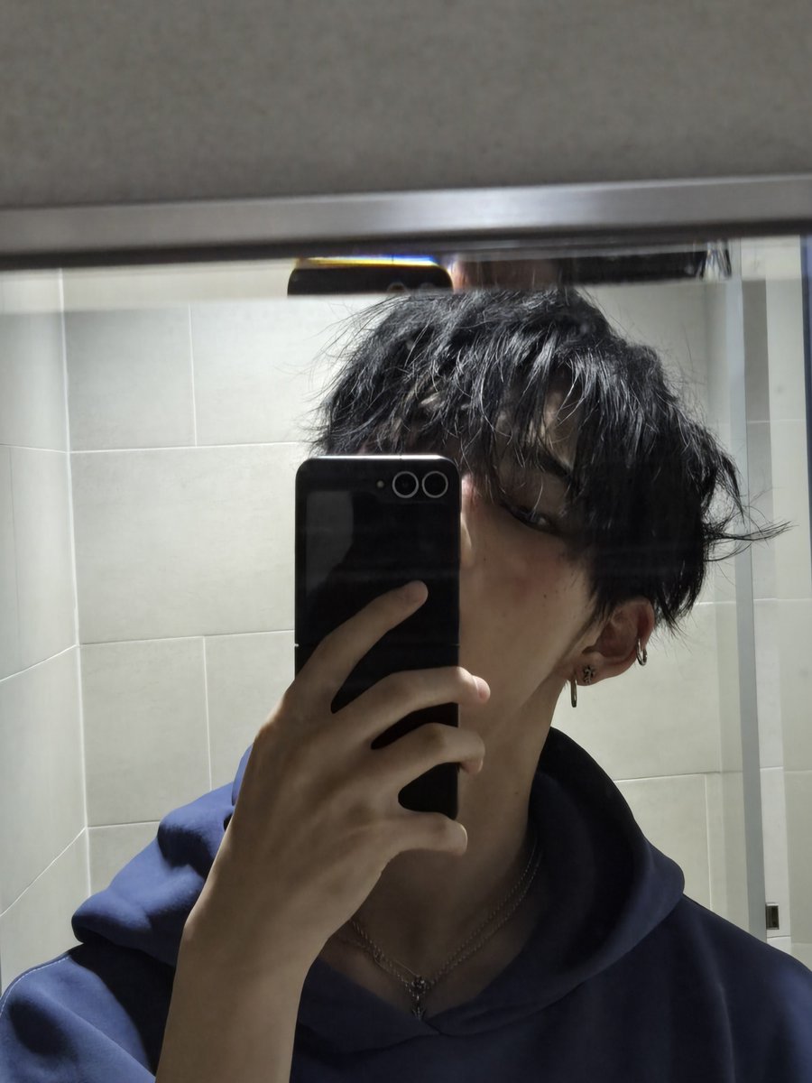 덮머 니키님 머리 잘랐다고 
엔진들한테 자랑하러 오셧어….🧎‍♀️💕💕