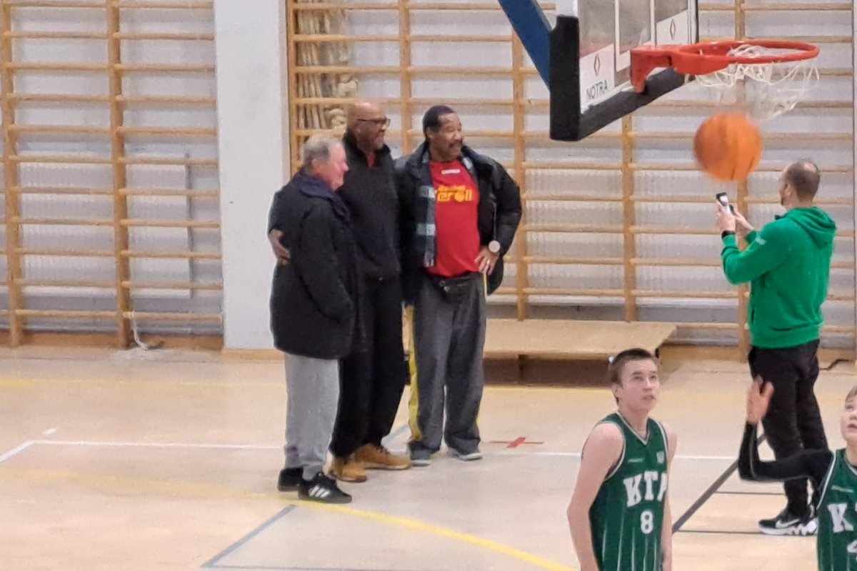 Siinä reilut 36 000 SM-sarjapistettä samassa kuvassa. Ja missäs muuallakaan kuin junnupeliin valmistautumassa Pohitullissa. #Eki #Jerry #Larry #Korisliiga