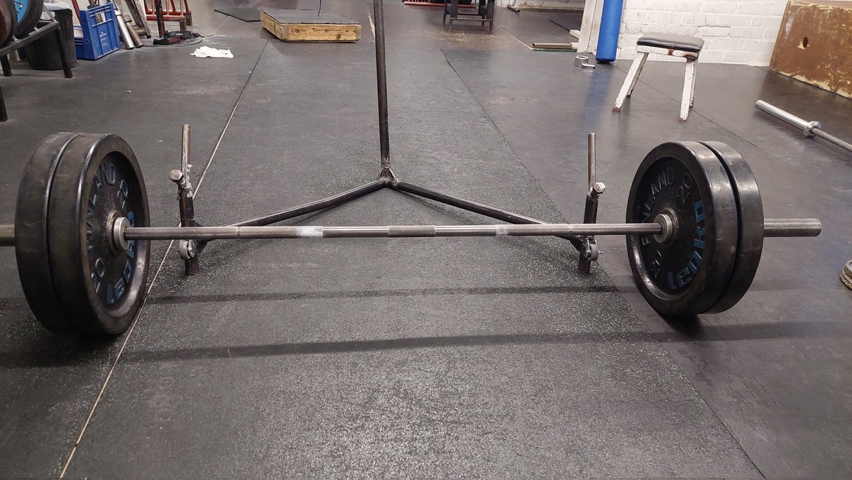 Kävin aamulla salilla painoja kuvaamassa ja vähän nostelemassakin niitä 😆 Hyvä aamutreeni ja sauna päälle 👍