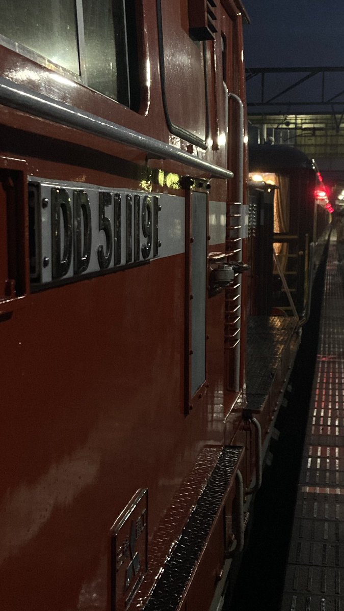 _tetutomo_'s tweet photo. 11/16
 大サロ 白兎号
DD51 1191 + 14系客車(5B)
谷川駅にて https://t.co/rUWU5zRWXK