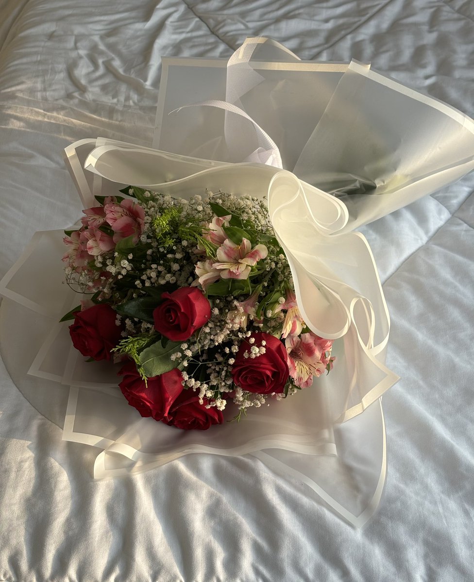 Birdashagh's tweet photo. دسته گلی که          دسته کلی که من گرفتم
بهش گفتین زشت https://t.co/Xpib3ZRNpq