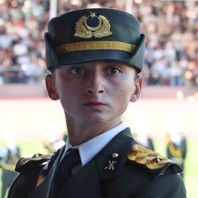 Bu fotoğrafa iyi bakın

Mekteb-i Harbiye 2. sınıf öğrencisi Mustafa Kemal ile Kara Harp Okulu birincisi Teğmen Ebru Eroğlu...

123 yıl sonra aynı bakış, aynı duruş.