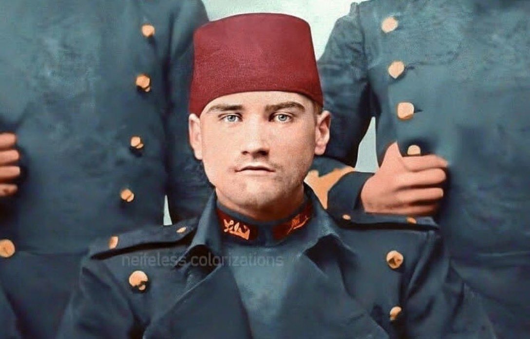 __pearII's tweet photo. Bu fotoğrafa iyi bakın

Mekteb-i Harbiye 2. sınıf öğrencisi Mustafa Kemal ile Kara Harp Okulu birincisi Teğmen Ebru Eroğlu...

123 yıl sonra aynı bakış, aynı duruş. https://t.co/pRofH4dKJU