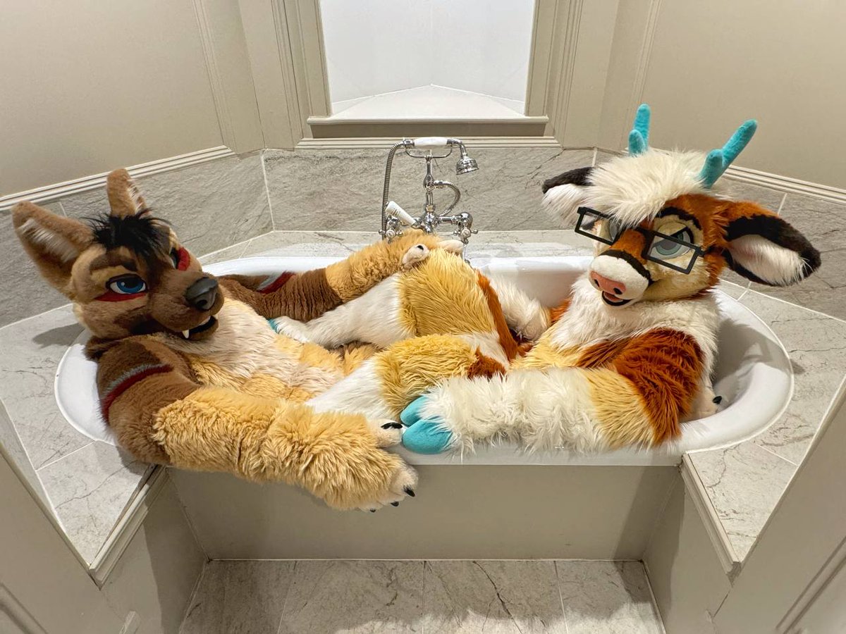 This is not as comfy as it looks 😝

With <a href="/Flynn_Deer/">Flynn 鹿</a>
📷 <a href="/WhatTheHush/">𝙝𝙪𝙨𝙝</a>