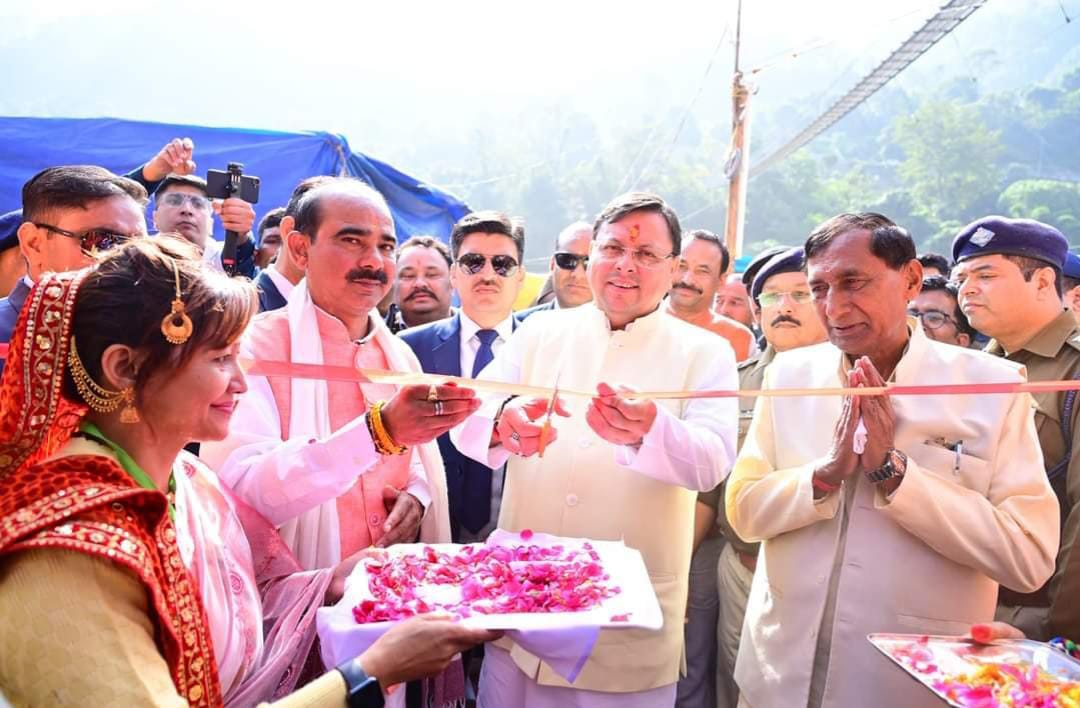 UsrlmPithoragar's tweet photo. माननीय मुख्यमंत्री जी द्वारा ऐतिहासिक जौलजीबी मेले के उद्घाटन के दौरान NRLM से जुड़ी स्वयं सहायता समूहों की महिलाओं से वार्ता की गई तथा साथ ही साथ महिलाओं द्वारा प्रदर्शित LIVE activities के स्टाल का निरीक्षण करते हुए उन्हें शुभकामनाएं दी।
@UsrlmOfficial 
@MoRD_GoI https://t.co/vGvMHL5GpV