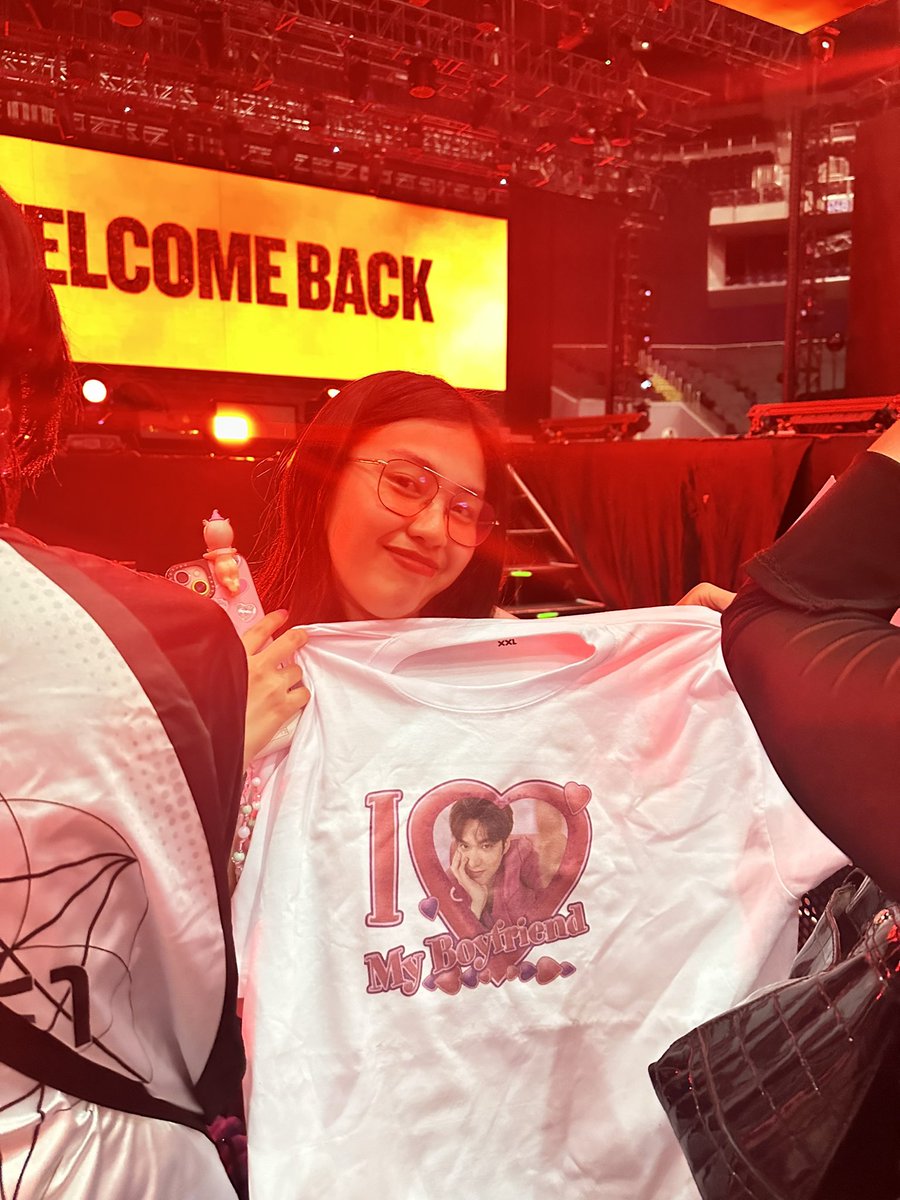 xxxwinxi's tweet photo. CL showing Bom the LMH shirt 🤣😭 #2NE1_WELCOMEBACKinManila #2NE1_WELCOMEBACKinManilaDay1 https://t.co/qt6XoC8TCu