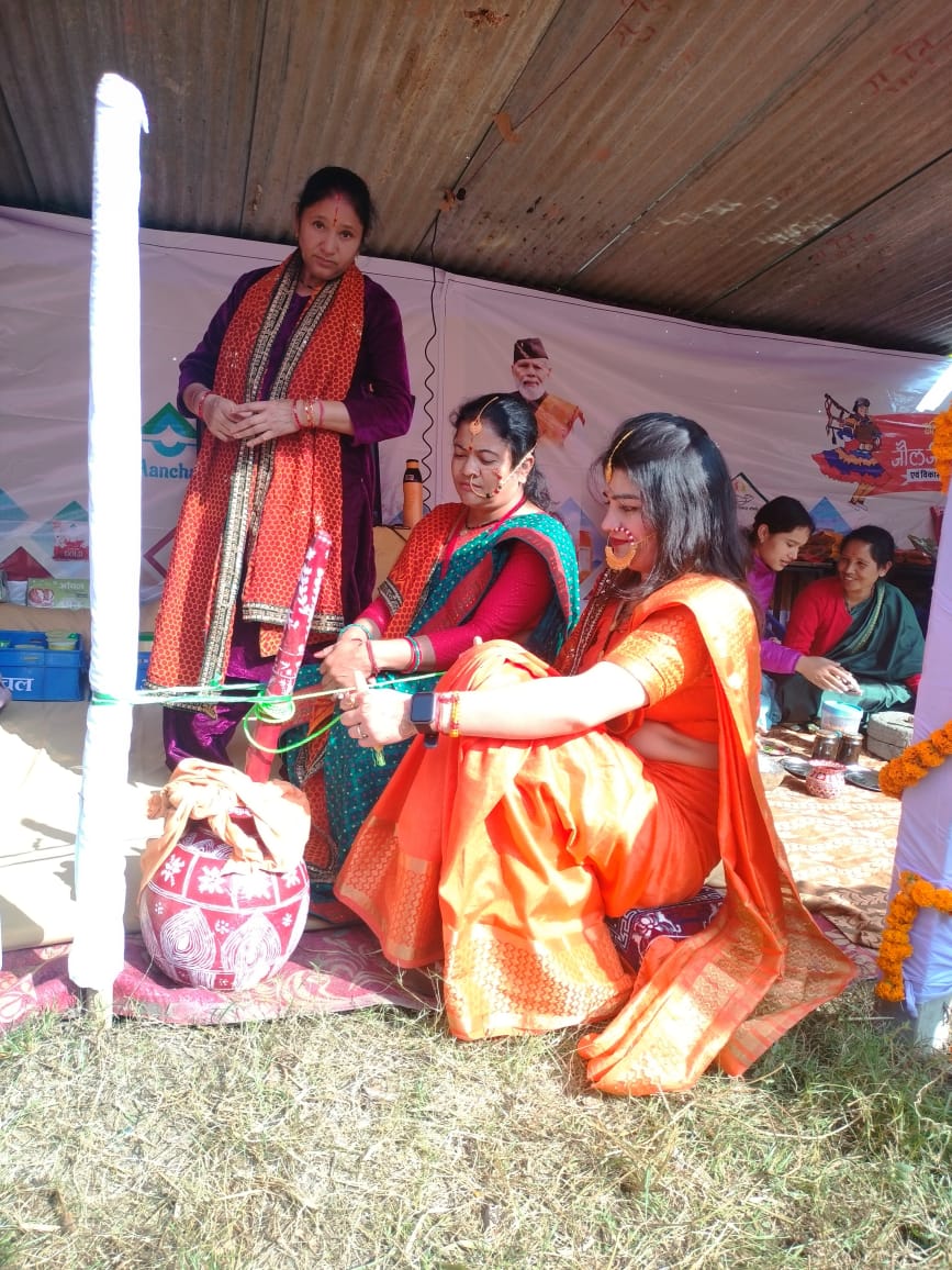 UsrlmPithoragar's tweet photo. माननीय मुख्यमंत्री जी द्वारा ऐतिहासिक जौलजीबी मेले के उद्घाटन के दौरान NRLM से जुड़ी स्वयं सहायता समूहों की महिलाओं से वार्ता की गई तथा साथ ही साथ महिलाओं द्वारा प्रदर्शित LIVE activities के स्टाल का निरीक्षण करते हुए उन्हें शुभकामनाएं दी।
@UsrlmOfficial 
@MoRD_GoI https://t.co/vGvMHL5GpV