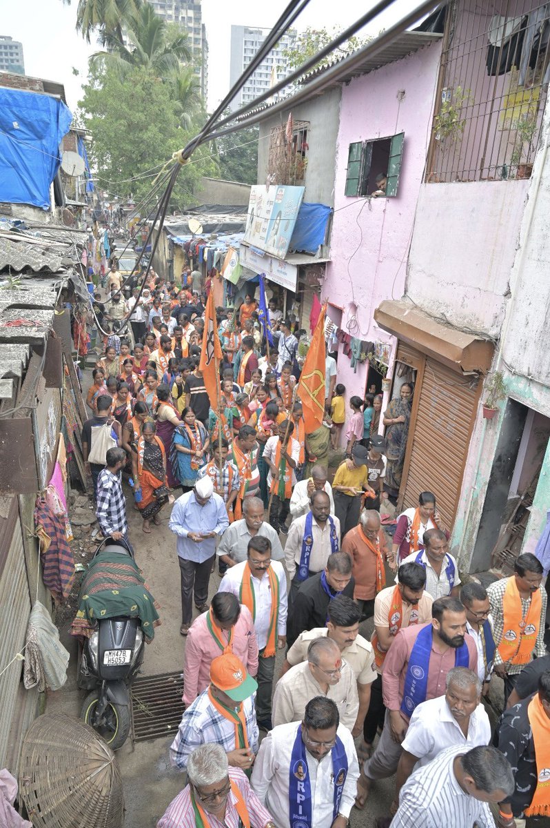 BhatkhalkarA's tweet photo. वॉर्ड क्र. २८ पदयात्रा... 

#phirseatulji #Mahayuti #AtulBhatkhalkar #MLA #trendingnow #maharashtraelections #Padyatra #viksitbharat #jaymaharashtra  #modimission2024 #govote #makeachange https://t.co/WHzhJgaCJx