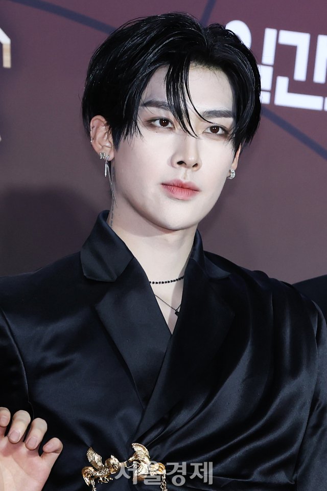 [📰] 241116 — #RICKY KGMA 2024 Red Carpet Articles 

“Snow white handsome man”
“It seems like your skin is paler than mine”

🔗 naver.me/GsjMJepl
🔗 naver.me/xjg9KNTv

#리키 #沈泉锐 #リッキー
#ZEROBASEONE #제로베이스원
