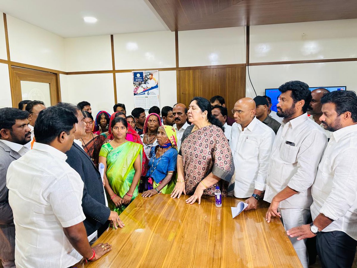 JohnsonKTRS's tweet photo. లగచర్ల ఘటనలో బాధిత కుటుంబసభ్యులతో కలిసి ఈరోజు రాష్ట్ర ఎస్సీ, ఎస్టీ కమీషన్ చైర్మన్‌కు పిటీషన్ సమర్పించి బాధ్యులపై ఎస్సీ, ఎస్టీ అత్యాచార నిరోధక చట్టం కింద కఠిన చర్యలు తీసుకోవాలని కోరడం జరిగింది.
#Savelagacharlafarmers
#Congressfailedtelanagana 
@BRSparty @KTRBRS @BRSHarish https://t.co/5Uc7Fc6eIr