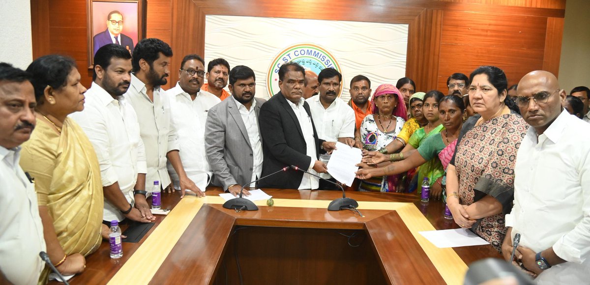 JohnsonKTRS's tweet photo. లగచర్ల ఘటనలో బాధిత కుటుంబసభ్యులతో కలిసి ఈరోజు రాష్ట్ర ఎస్సీ, ఎస్టీ కమీషన్ చైర్మన్‌కు పిటీషన్ సమర్పించి బాధ్యులపై ఎస్సీ, ఎస్టీ అత్యాచార నిరోధక చట్టం కింద కఠిన చర్యలు తీసుకోవాలని కోరడం జరిగింది.
#Savelagacharlafarmers
#Congressfailedtelanagana 
@BRSparty @KTRBRS @BRSHarish https://t.co/5Uc7Fc6eIr