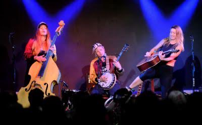 trishl_nwn's tweet photo. Who knew banjo punk was a thing? Newbury certainly ❤️ these Swedish Americana sibling punksters return to #ACEspace 👉 https://t.co/mg9036lTaT @NewburyToday https://t.co/D7UDfxNllc