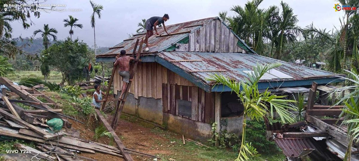 bayanmo's tweet image. Bilang paghahanda sa Bagyong #PepitoPH, nilagyan ng pampatibay na kahoy at itinali ng mga residente ng Valley Cove, Santa Margarita, Baggao, #Cagayan ang kanilang mga bahay at bangka.

#Bagyo