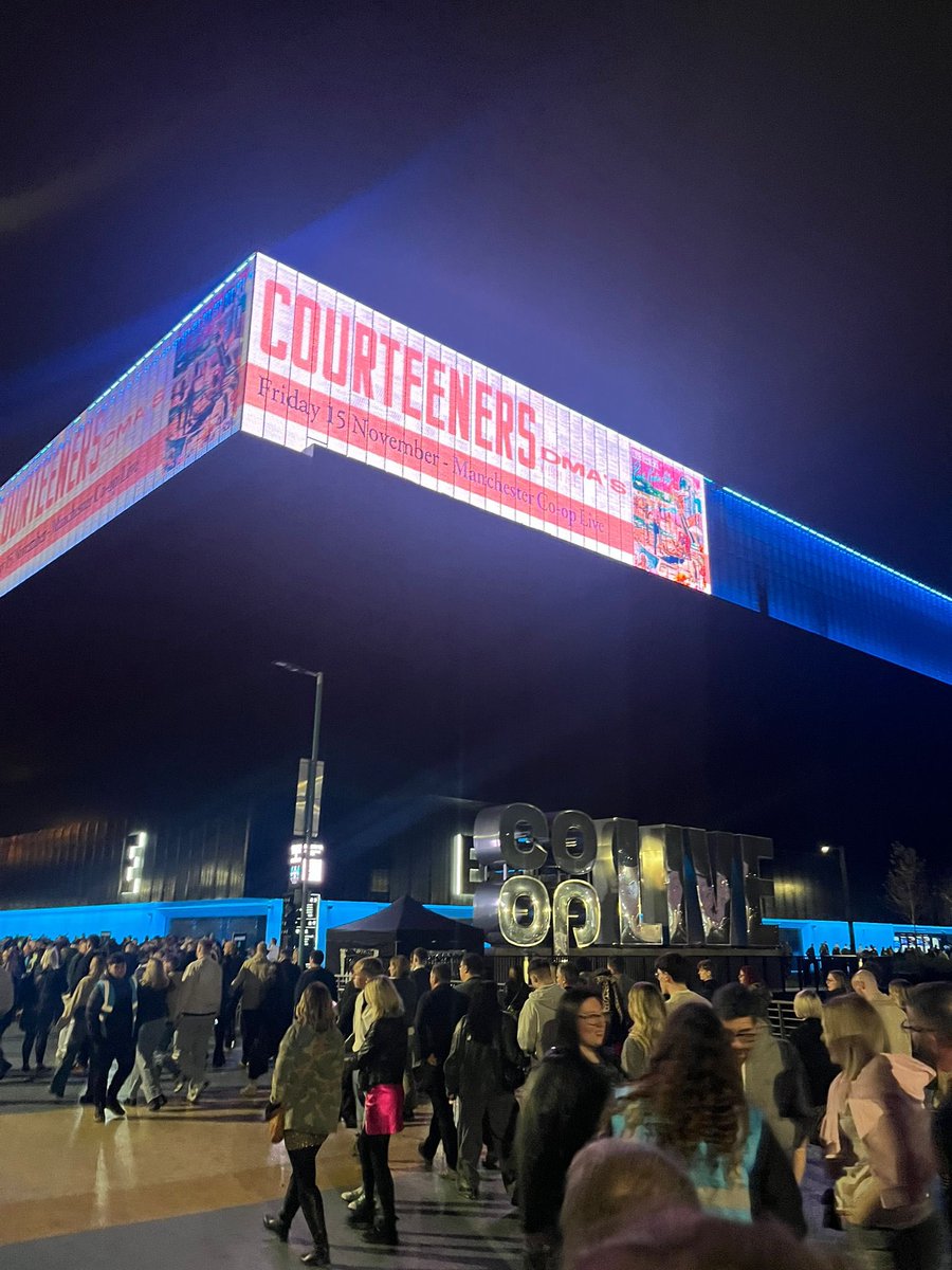 samcrumpy's tweet image. Some band @thecourteeners