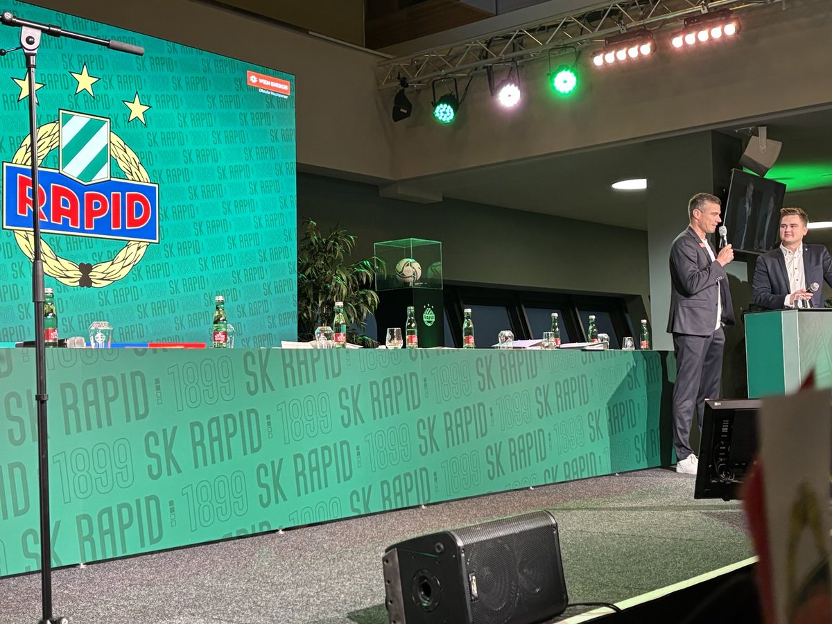 Standing ovations für den Cheftrainer! Auch nicht alltäglich, aber verdient! 💚 ⁦<a href="/skrapid/">SK Rapid</a>⁩ #vorwärtsrapid #herzensverein