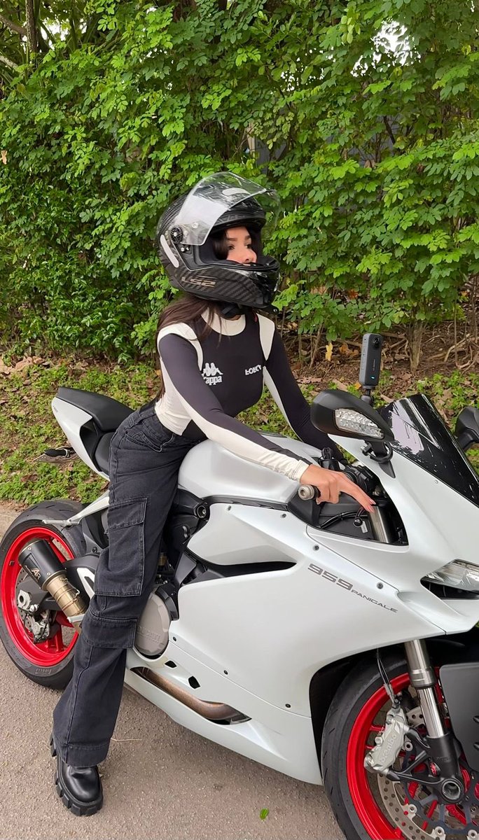 acessojuliette's tweet photo. MOTOMAMI! Ju com sua nova moto 😮‍💨 https://t.co/G5wct0O7ls