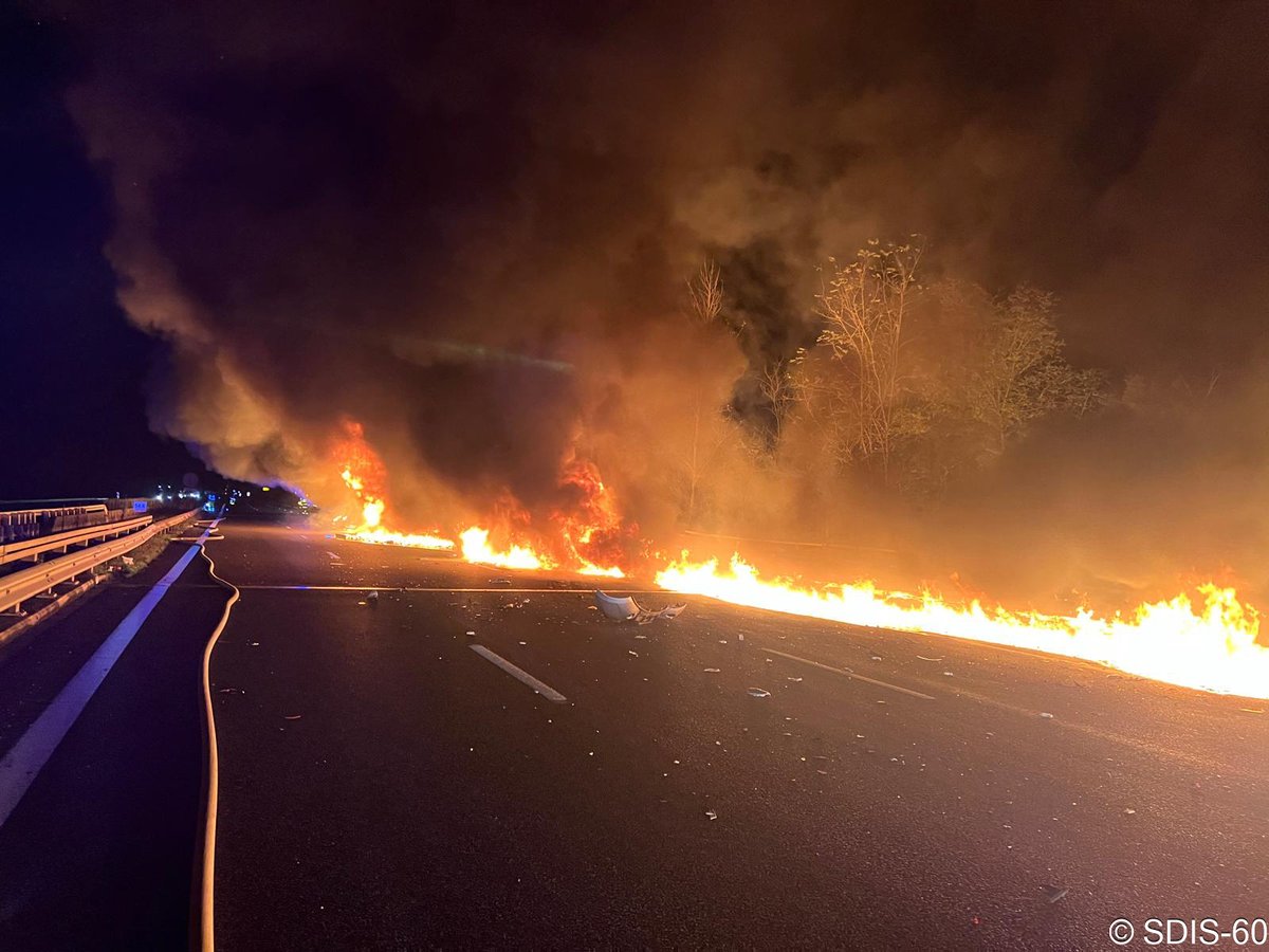 SDIS60's tweet image. #Intervention 🔥 Tôt ce matin un important dispositif a été déployé a hauteur du viaduc de Roberval sur A1 après un accident impliquant 1 PL et 1 VL, embrasés à l’arrivée des secours. + de 50 SP étaient sur place au plus fort de l’intervention qui n’a pas fait de blessé.