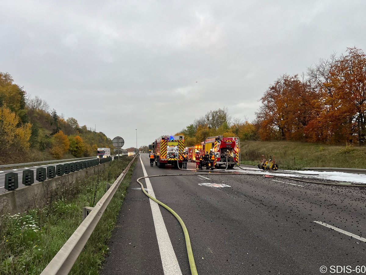 SDIS60's tweet image. #Intervention 🔥 Tôt ce matin un important dispositif a été déployé a hauteur du viaduc de Roberval sur A1 après un accident impliquant 1 PL et 1 VL, embrasés à l’arrivée des secours. + de 50 SP étaient sur place au plus fort de l’intervention qui n’a pas fait de blessé.