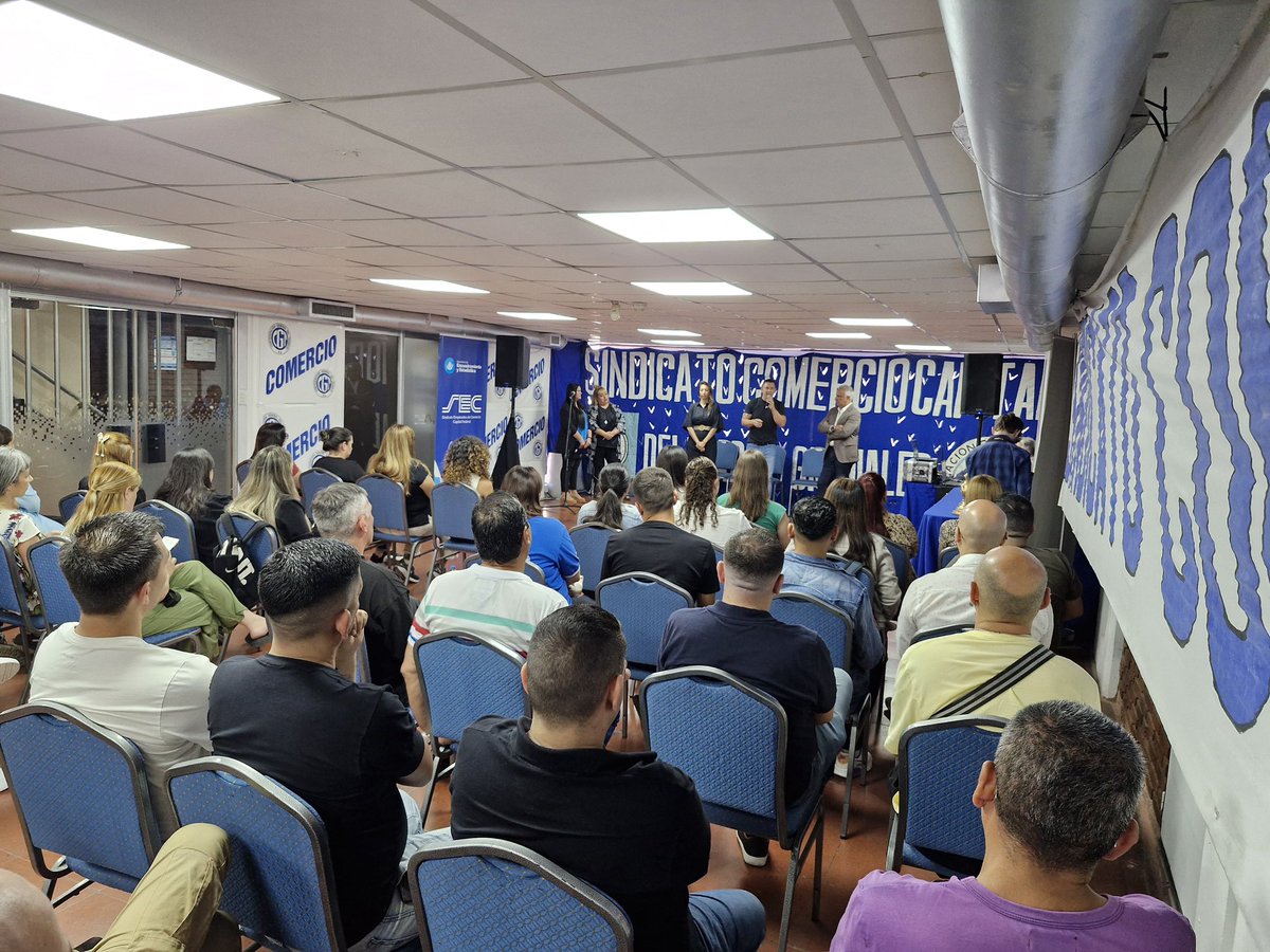 Nuestra delegada <a href="/carbonell_julii/">Julieta</a> y Nuestro delegado <a href="/SanchzMauroJ/">Sánchez J.M.</a> 
Estuvieron junto a nuestro Sub Secretario General <a href="/CarlosPerezSEC/">Carlos Pérez</a> y recibieron una distinción por defender la Lista Azul y por su compromiso Militante . 

#DiaDeLaMilitancia