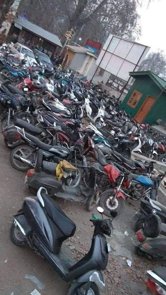 KNSKashmir's tweet photo. #KNSUPDATE👇||• Following the recent accident in #Tengpora, #Srinagar, over 300 vehicles have been seized as part of a crackdown by @Traffic_hqrs to enforce road safety rules and stricter regulations, issues Advisory for School Authorities, Private Coaching Institutes & Parents.

@JmuKmrPolice @diprjk @DivComKash @KashmirPolice @SchoolEdujkut