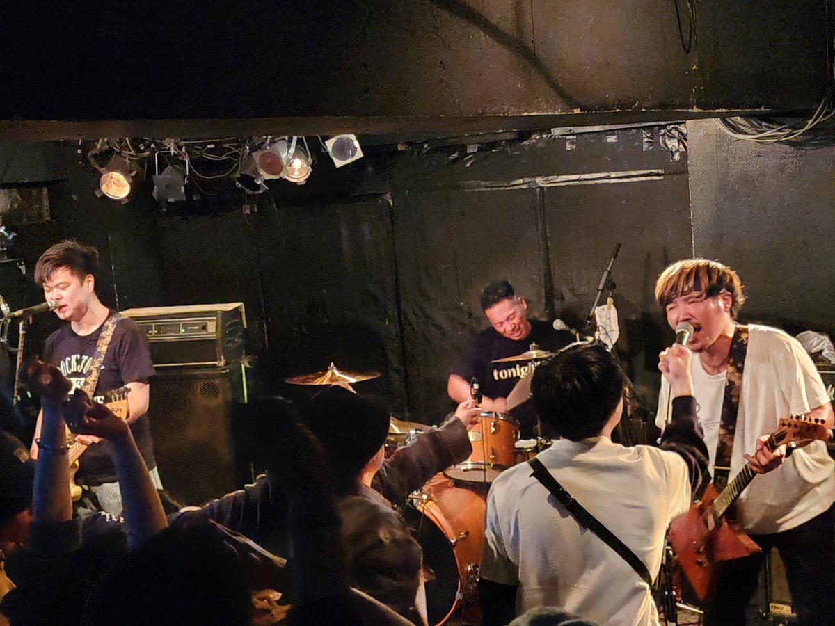 kakkun_tm's tweet photo. 新神楽に遊びに行ってきました!
大好きな仲間が帰ってきて、
最高なライブしてて、
楽し過ぎた!
ほんで、
このどんだけ力入れてんねん!
てぐらいに握り締めた拳越しに見るtonightsがやっぱり好き!
おかえりー!待ってたでー!
#好きでんねん
#tonights https://t.co/8jzMgsw69O