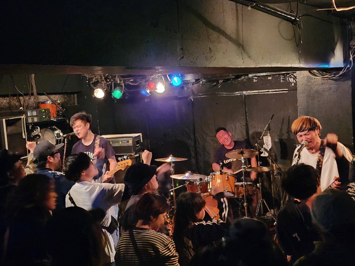 kakkun_tm's tweet photo. 新神楽に遊びに行ってきました!
大好きな仲間が帰ってきて、
最高なライブしてて、
楽し過ぎた!
ほんで、
このどんだけ力入れてんねん!
てぐらいに握り締めた拳越しに見るtonightsがやっぱり好き!
おかえりー!待ってたでー!
#好きでんねん
#tonights https://t.co/8jzMgsw69O